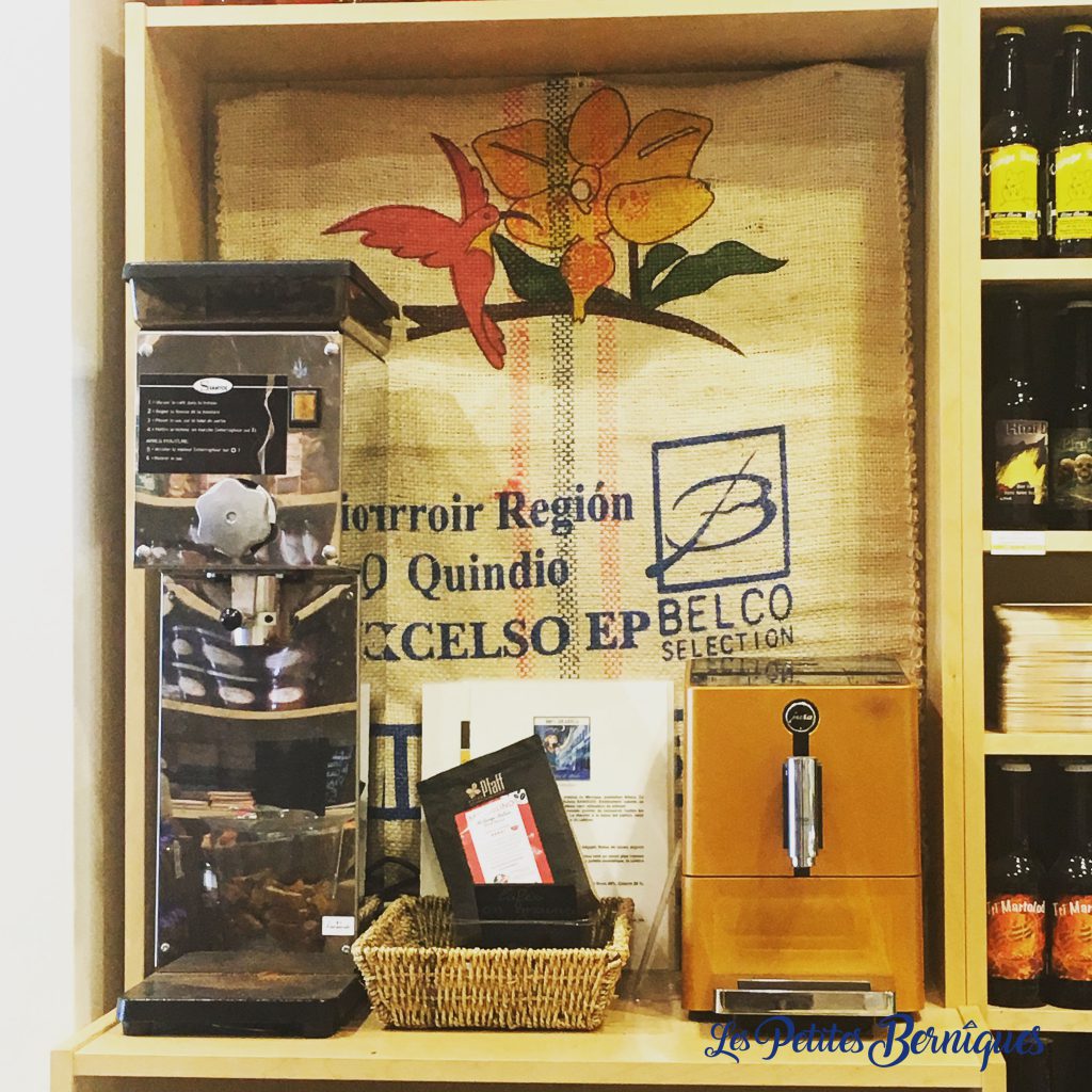 Le café est fraichement moulu à l'O à la bouche